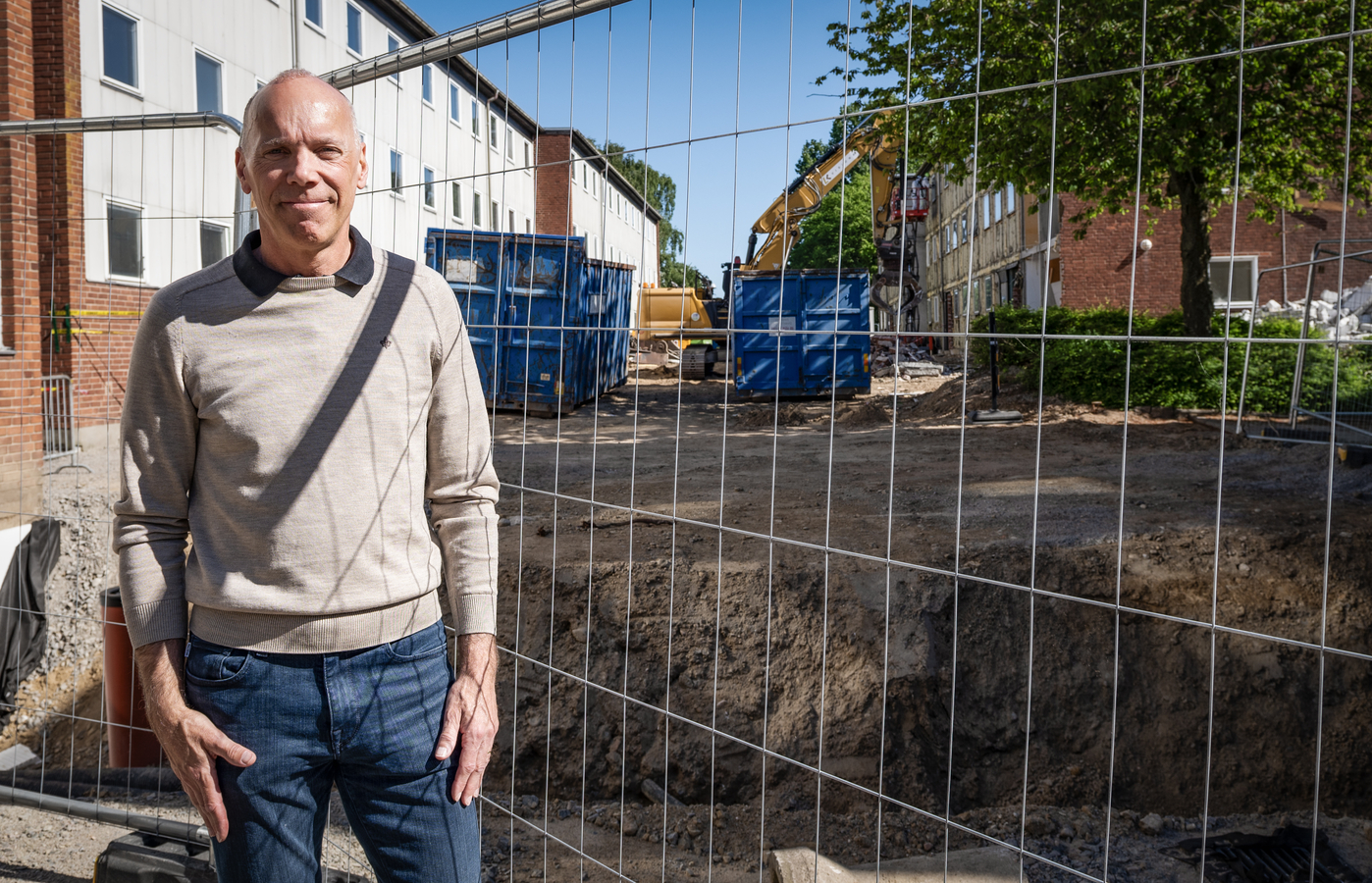 Projektchef Björn Ravemark framför byggarbetsplatsen på Grönkullagatan på Drottninghög.