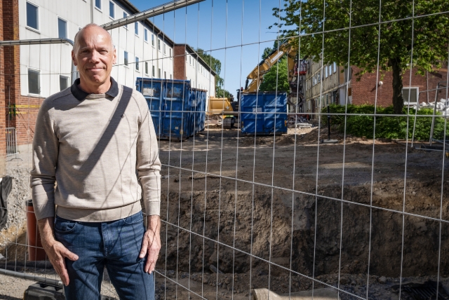 Projektchef Björn Ravemark framför byggarbetsplatsen på Grönkullagatan på Drottninghög.
