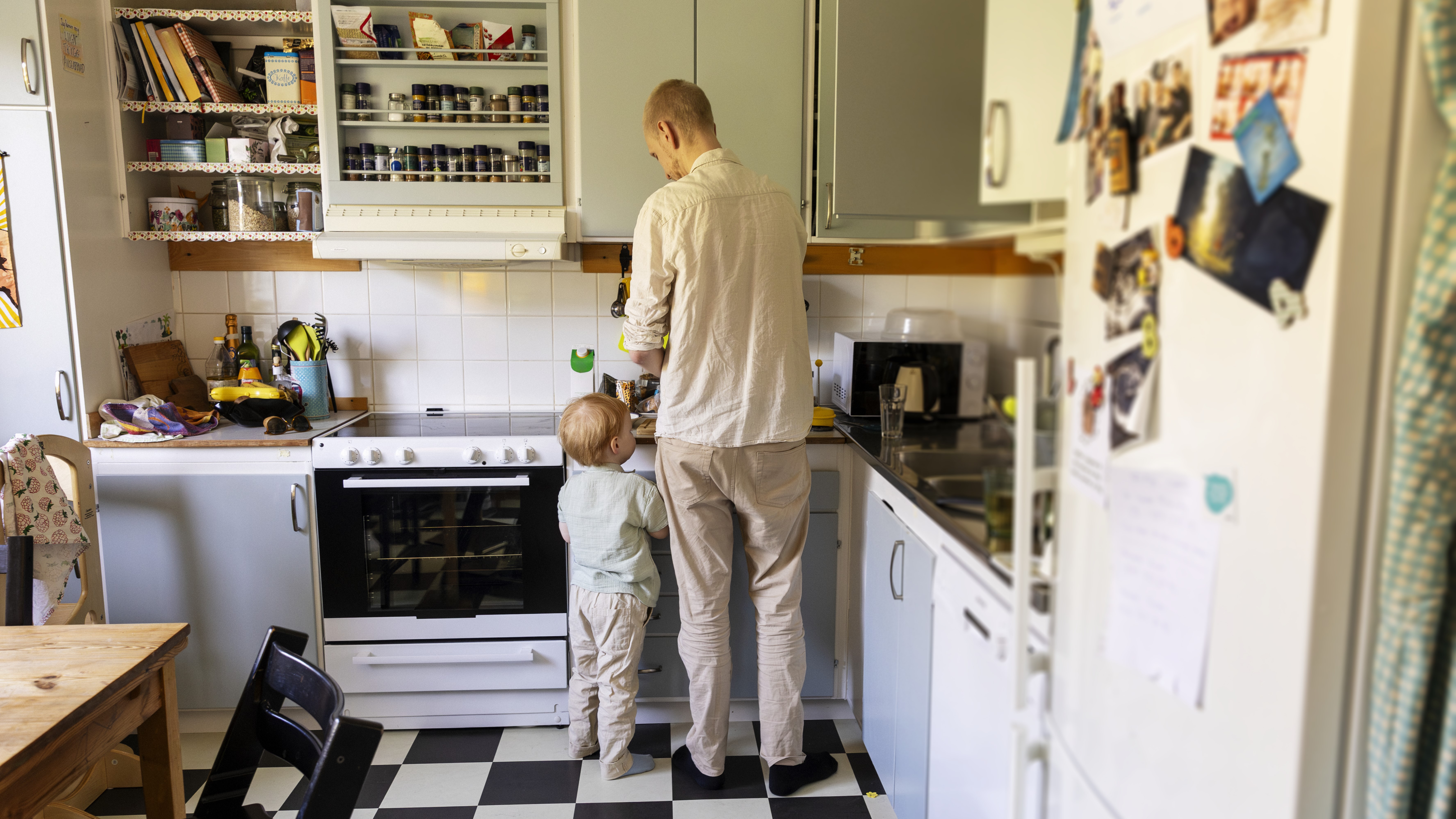 Pappa och barn i kök