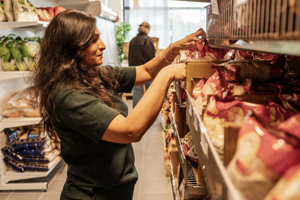 Kvinna frontar varor i matbutiken.