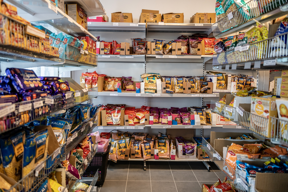 Varor i hyllorna i matbutiken Indiska SpiceNord.
