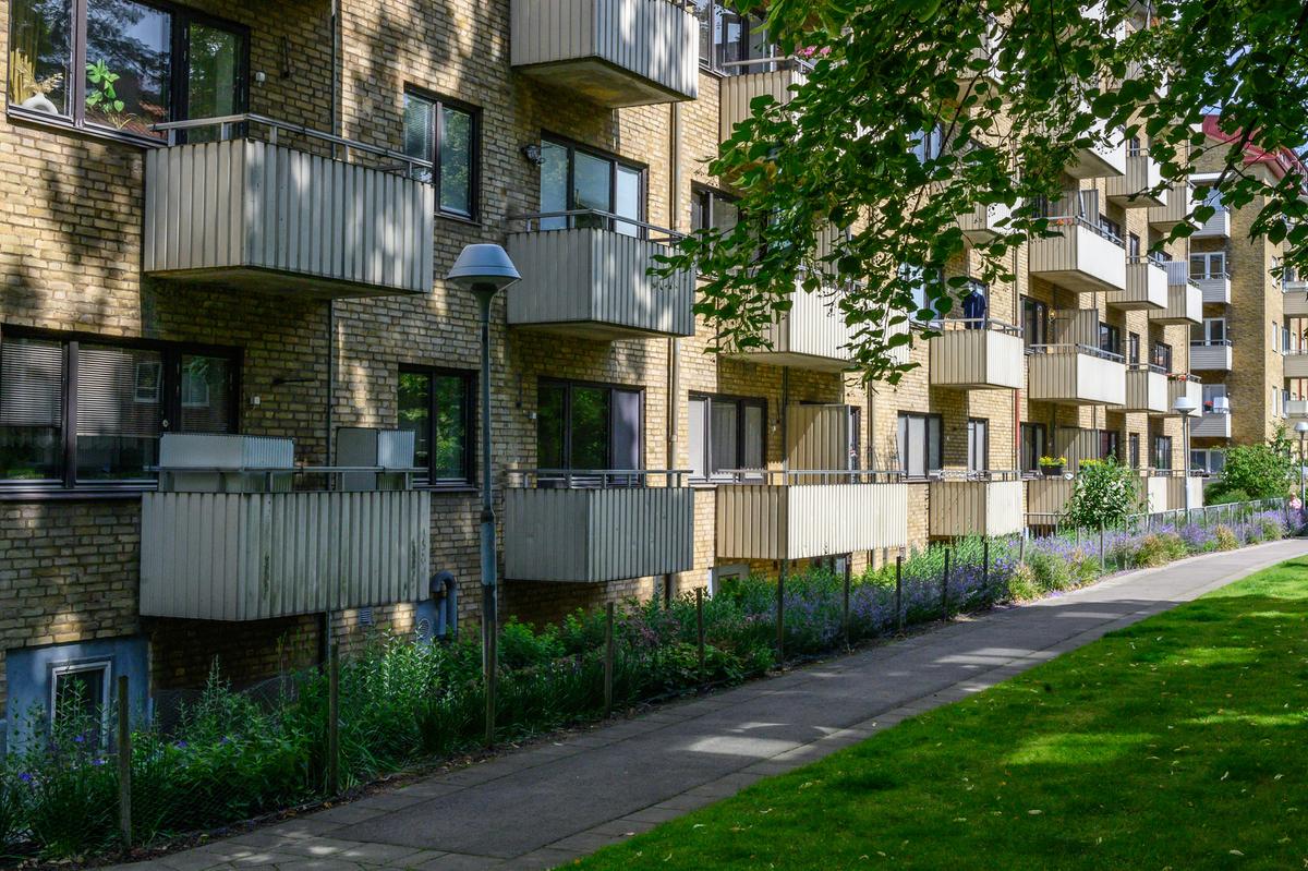 Bild på byggnad som ska renoveras på Slottshöjden