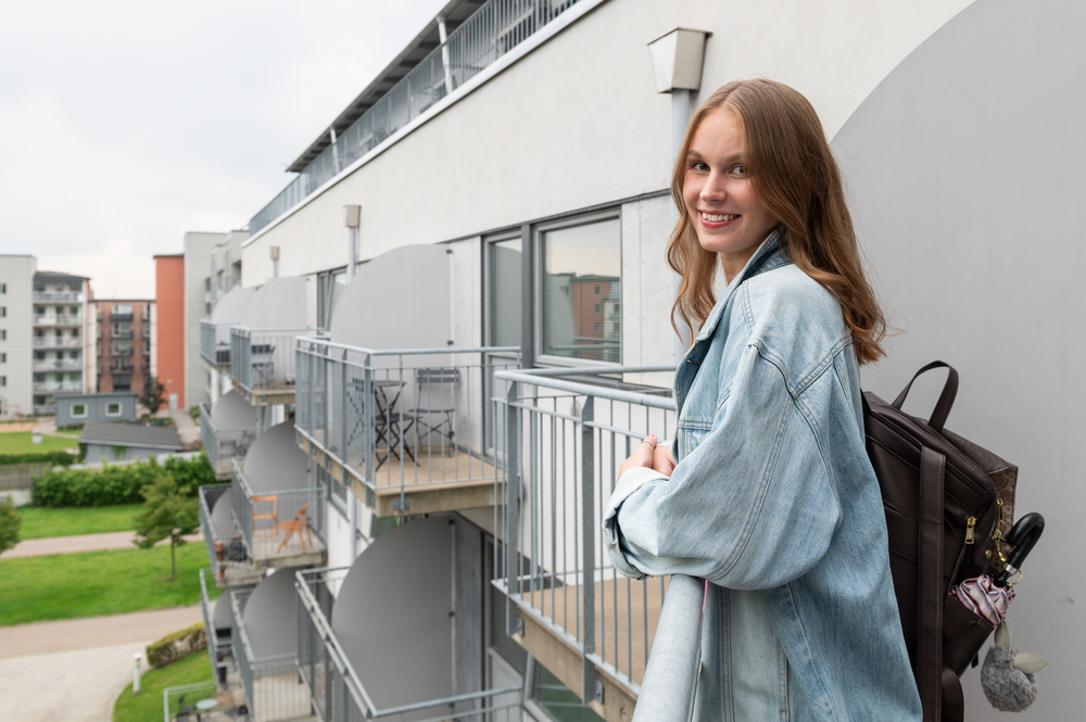 Student utanför studentboendet på Närlunda