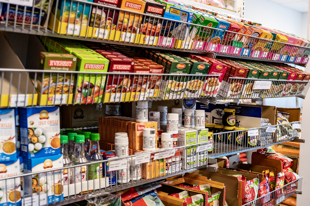 Varor i matbutiken Indiska SpiceNord.