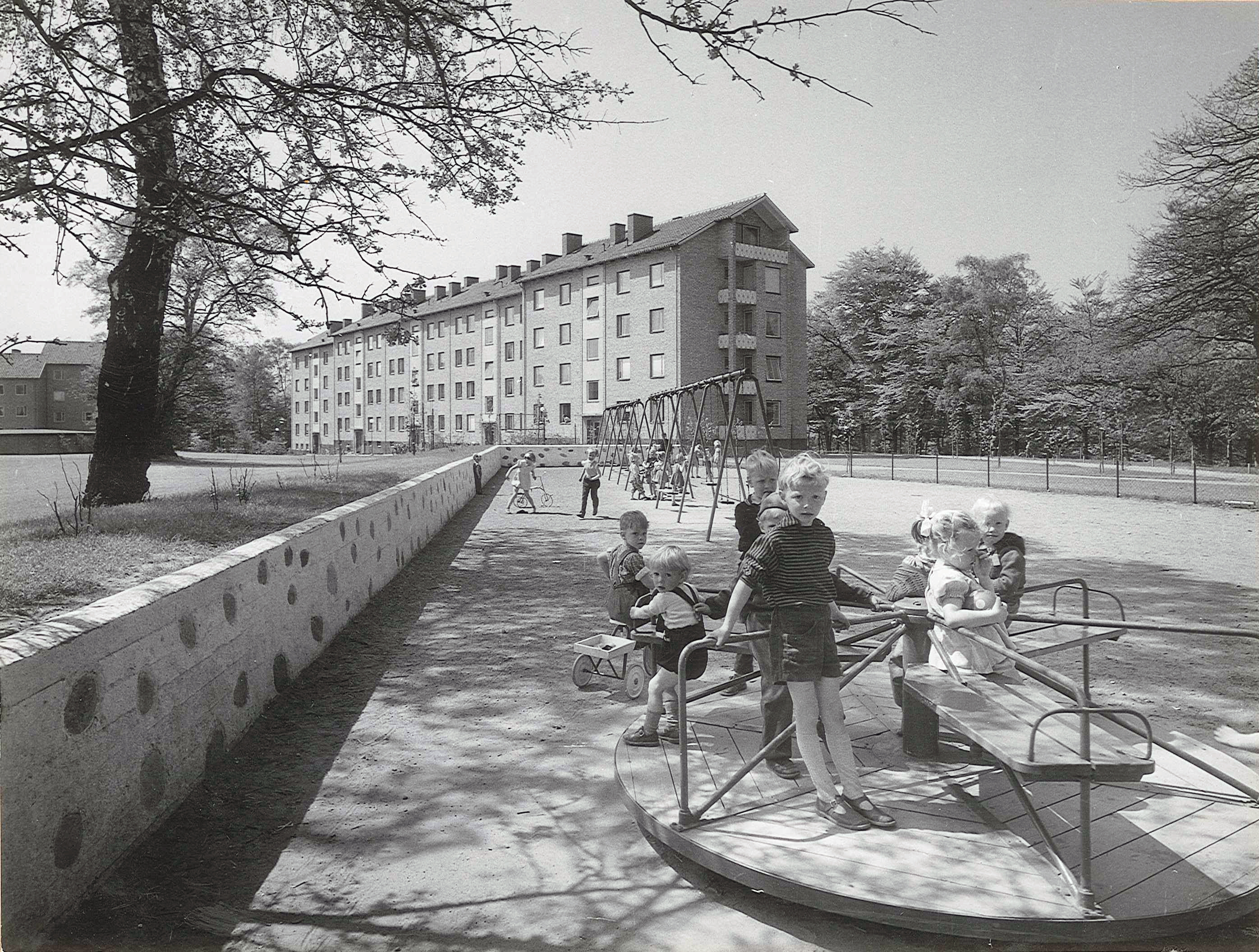 Barn på ledkplats. Gamla Elineberg 1955.