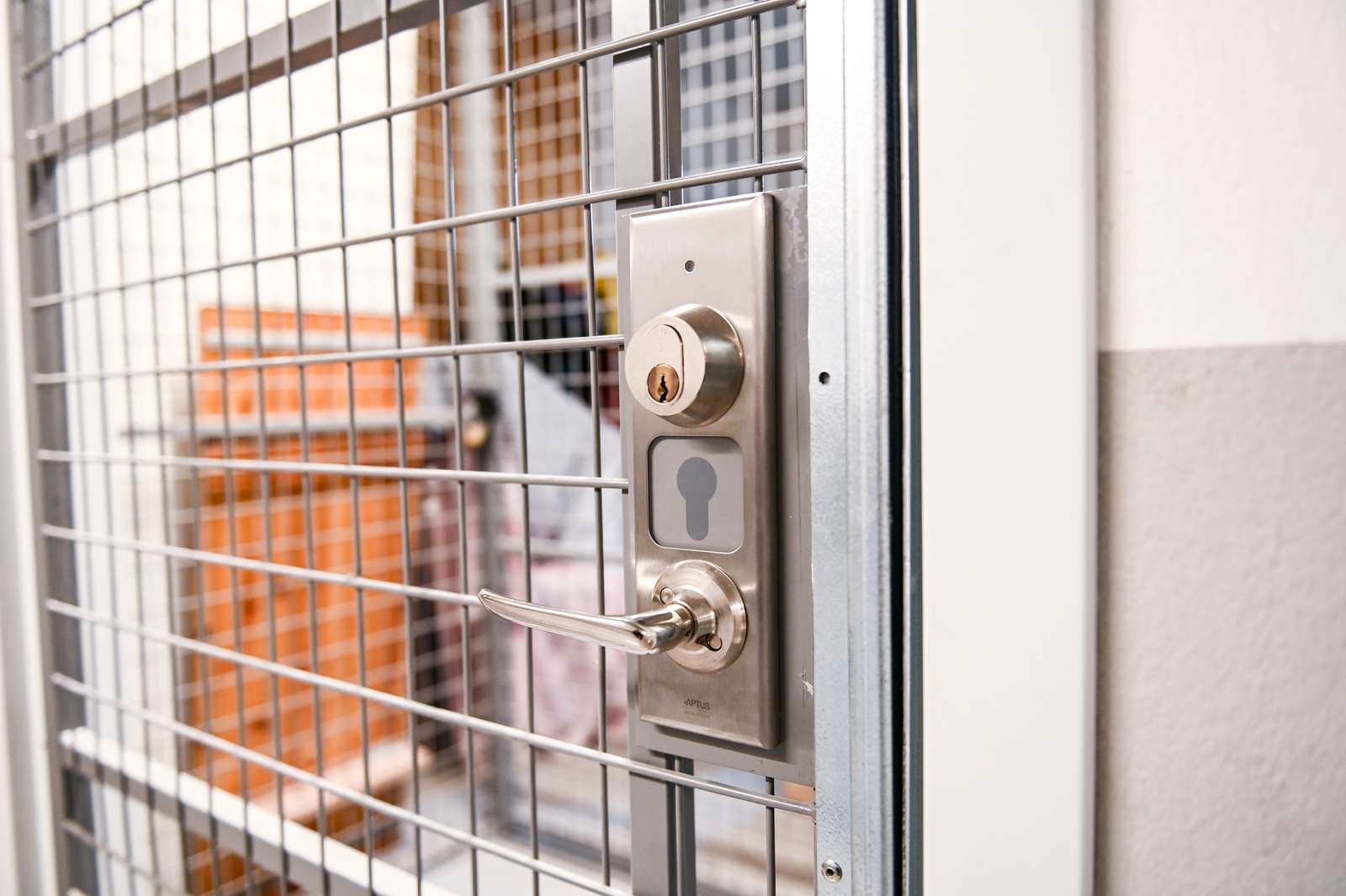 lägenhetsförråd med gallervägg och säkerhetsklassat hänglås